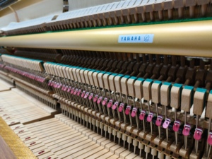 Top Yamahas W103 Piano vertical acústico marrón para jugadores profesionales Piano japonés de segunda mano de madera maciza - Product Image 5