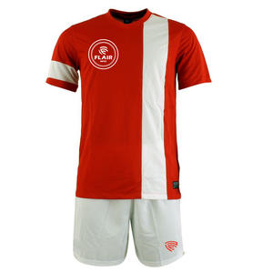 Ensembles d'uniformes de maillots de football confortables et respirants de meilleure qualité au design personnalisé Service OEM pour les jeunes hommes joueurs Coupe automatisée - Product Image 1