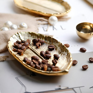 Juego de bandejas de servicio de metal dorado de lujo Bandejas de servicio elegantes y de calidad superior para comedor y regalos en casa - Product Image 1