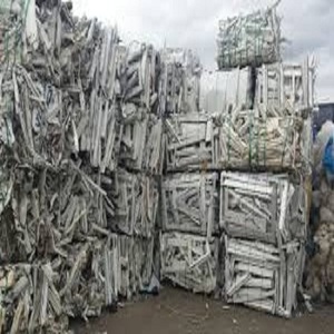 Déchets de profilés PVC blancs propres pour fenêtres/portes, destinés à l'exportation. À vendre - Product Image 1