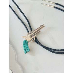 Bolo Tie Bobby Mannelito Kingman de Turquesa y Plata de Ley con Diseño de Pistola y Adorno de Adoquín, Elegantes Gemelos y Pasadores de Corbata - Product Image 3