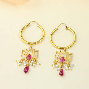 Pendientes de Aro Colgantes Anokhi Vintage en Tono Dorado con Perlas de Agua Dulce y Diamantes, Diseño Floral, Regalo para Bodas Cristianas - Product Image 6