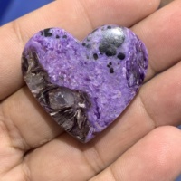 Vente en gros de charoite violette en forme de cœur, cabochon en vrac, pierre naturelle certifiée IGI, fabrication de bijoux de haute qualité, prix d'usine