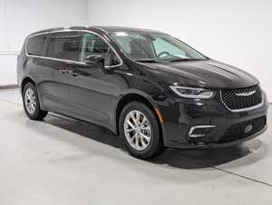 Interior Elegante, Conducción Suave, Chrysler Pacifica Touring L AWD 2024, Minivan - Product Image 2