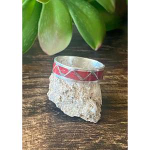 Bague en argent sterling incrustée de corail et de pierres précieuses, bijoux fins faits à la main par des artisans navajo, taille 8.75, pour un usage quotidien ou comme cadeau - Product Image 4