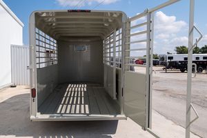 Remorque agricole de qualité supérieure à vendre, 14 pieds, trois essieux, capacité totale de 3500 kg, avec portes centrales amovibles. - Product Image 4