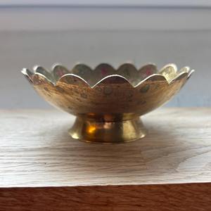 Bol décoratif en or gravé au design rose élégant, idéal pour la décoration de la maison, la table à manger, les centres de table, les fêtes et les occasions spéciales - Product Image 6