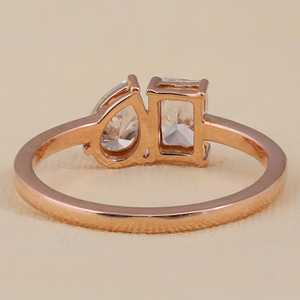 Anillo de Compromiso Toi Et Moi con Diamante Cultivado en Laboratorio, Corte Esmeralda Radiante y Corte Pera, en Plata de Ley/Oro/Platino, Claridad VS1 - Product Image 5