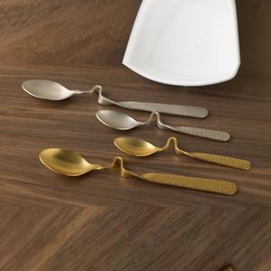 Juego de tenedores y cucharas de acero inoxidable, acabado dorado y plateado mate, pulido, grueso, martillado, de mango largo, estilo sencillo, para ensalada y sopa - Product Image 2