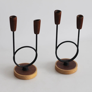 Élégant support à bougies à deux niveaux en métal avec base en bois pour la décoration de tables d'hôtel, de restaurants et l'aménagement de salles d'étude, provenant d'Inde. - Product Image 1