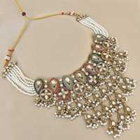 Collier ras du cou de qualité supérieure avec boucles d'oreilles en chaîne d'oreille et Maang Tikka dernier collier traditionnel indien pour les femmes vêtements de fête