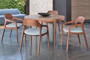 Chaise de salle à manger Charlotte au design minimaliste avec cadre en bois et siège rembourré - Product Image 5