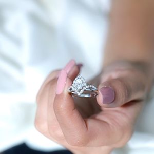 แหวนหมั้นรูปลูกแพร์แหวนออกแบบรูปตัว V - Product Image 4