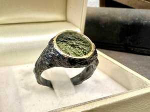 Bague pour homme moldavite fabriquée à la main en argent texturé 925 avec incrustations plaquées or-cadeau d'anniversaire de style brutaliste cadeau d'anniversaire - Product Image 4