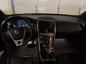 2015 T6 XC60 Volvo R-Design แพลทินัม SUV AWD 8L เครื่องยนต์เทอร์โบ5-Seater หนังภายในสีเข้มตัวเลือกเชื้อเพลิงเบนซินแก๊ส