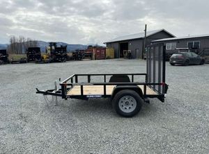 รถพ่วงพื้นเรียบ SureTrac ขนาด 5x8 รับน้ำหนักได้ 100-1000 กก. พร้อมชั้นวางสัมภาระหลายชั้นและอุปกรณ์ยึดตรึงสินค้าสำหรับคนงาน - Product Image 4