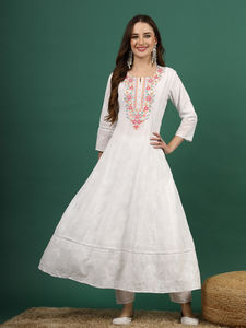 Vêtements de créateur indiens traditionnels brodés Anarkali Kurti pantalon assorti avec des ensembles Dupatta en organza aux prix de gros - Product Image 4