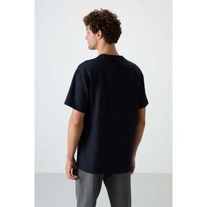 T-shirt basique pour homme Air Jones, bleu marine, en tissu gaufré interlock texturé, coupe ample - Mélange confortable de polyester et de lycra - Product Image 5