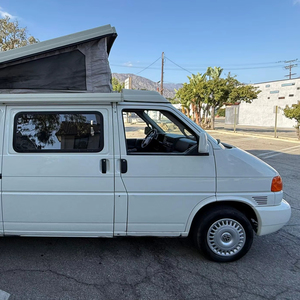 Volkswagen Euro Van MV Camper de 1999, usado, con techo elevable, construido por Winnebago. - Product Image 1