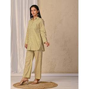 ชุดเซ็ตผ้าฝ้ายพิมพ์ลายบาริกบุตติสีมัสตาร์ดพาสเทล พร้อมเสื้อติดกระดุม - Product Image 6