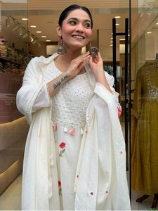 ชุดสัลวาร์คุรตีสีขาว น้ำหนักเบา งานปักสวยงาม ดีไซน์คอทรงโอ เหมาะสำหรับฤดูร้อน สวมใส่สบาย ราคาสมเหตุสมผล - Product Image 3