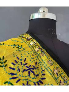 Écharpe traditionnelle de châle de conception florale de broderie Phulkari faite à la main de qualité supérieure en coton - Product Image 4