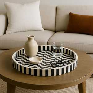 Plateau de service en résine et MDF de taille personnalisée avec incrustation d'os rond noir et blanc fait à la main avec perle décorative pour un usage domestique - Product Image 4