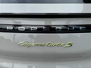 Cayenne Turbo S E-Hybrid Coupé 2024, 670 ch, hybride rechargeable V8, pack sport léger en fibre de carbone, non modifié - Product Image 4