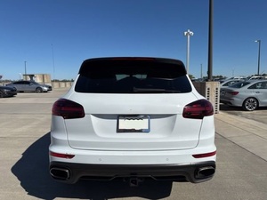 Cayenne Platinum Edition 2017 d'occasion, SUV 3.6L V6 AWD automatique, véhicule utilitaire sport de luxe à vendre - Product Image 2
