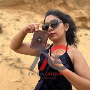 สมุดบันทึกการเดินทางแบบมีสายหนังแท้แบบดั้งเดิมพร้อมหินมีค่ากึ่งมีค่าสไตล์โบฮีเมียนแบบดั้งเดิม - Product Image 1