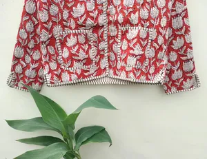 Veste matelassée en coton indien fait à la main avec poches veste d'hiver à fleurs vestes Kimono en coton imprimé à la main cadeau pour elle - Product Image 2