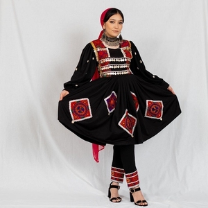 เสื้อคลุมสั้นสีดำปักด้วยกางเกงและเหรียญ Dupatta ทำด้วยมือเสื้อผ้าแบบดั้งเดิมสไตล์โมเดิร์น - Product Image 1