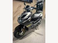 Motos sportives Yamaha Aerox YQ50 modèle UK 67566987 d'occasion en excellent état, prix de gros imbattable, à vendre