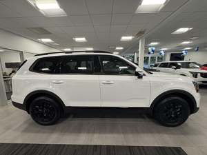 Clean White 2025 Kia Telluride SX-Prestige X-Pro AWD Usado con asientos de cuero Sistema de navegación Asientos de tercera fila Asientos calefactables - Product Image 3