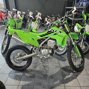 ส่วนลดพิเศษสำหรับรถมอเตอร์ไซค์วิบาก Kawasaki KLX 300R รุ่นใหม่ ปี 2025 และ 2024 ราคาประหยัด รถมอเตอร์ไซค์วิบาก KLX 300R ปี 2025 - Product Image 3