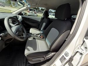 SUV Crossover KON SE 2021, Color Blanco Lunar, Tracción en las Cuatro Ruedas, Seminuevo - Product Image 4