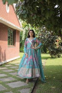 Vestido Anarkali DE TRABAJO bordado con estampado digital de seda Georgette de último diseñador por Fab Zone Indian & Pakistani Clothing - Product Image 3