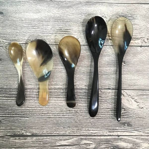 Cuillère en corne de buffle naturelle, fabriquée à la main et polie, parfaite pour servir des épices, des condiments ou pour une utilisation décorative sur la table, de haute qualité - Product Image 1