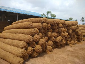Bûches de coco en fibre de coco 100% naturelles utilisées pour la plantation d'arbres et de paysages - Product Image 6