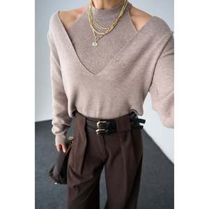 Suéter beige de dos piezas con cuello en V - Product Image 2