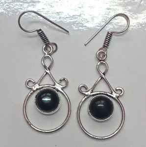 Boucles d'oreilles créoles en laiton oxydé allemand faites à la main de bonne qualité avec pierre colorée, bijoux de mode bohème, vente en gros depuis l'Inde - Product Image 1