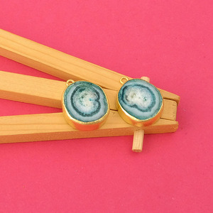 Venta al por mayor de pendientes de piedra de cuarzo solar rosa de estilo vintage, par de collares de fianza individuales chapados en oro, ajuste de latón - Product Image 4