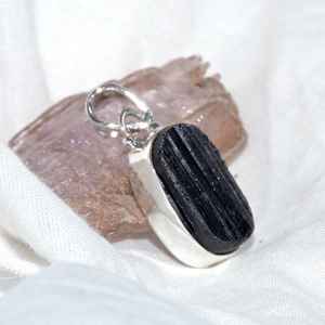 Pendentif en pierres précieuses de tourmaline noire naturelle Bijoux en argent sterling Collier en cristal brut Cadeau pour elle - Product Image 3