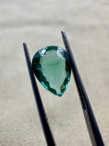 Top qualité Super propre non chauffé et non traité naturel zambien poire coupe émeraude 1.87 carats pour l'utilisation de bijoux haut de gamme - Product Image 2