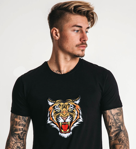Camiseta de color negro con cara de tigre frontal bordada en tallas grandes para hombre - Product Image 3