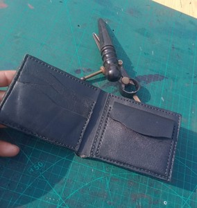 Portefeuille miniature en cuir de vachette personnalisé avec logo Anwar Enterprises, poche à monnaie, rabat, fonction anti-vol RFID, doublure en polyester, fermeture ouverte - Product Image 4