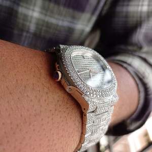 Montre de luxe entièrement sertie de pierres, style hip-hop, avec cadran analogique vieilli, cristal saphir, bracelet en acier inoxydable et silicone - Product Image 3