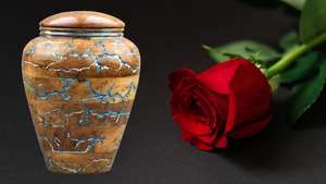 Lichtenberg Figura Urna Resina y Mango Madera Cremación Urna Humano Adulto Grande Urna Funeraria para Adultos hasta 200 Lbs - Product Image 2