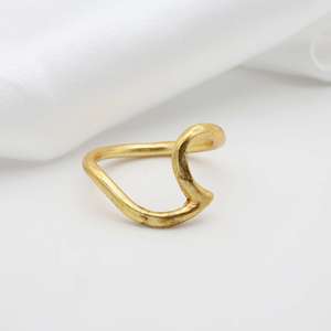 Bague minimaliste en laiton plaqué or 18 carats, motif vague abstrait, géométrique, vente en gros pour femmes - Product Image 2