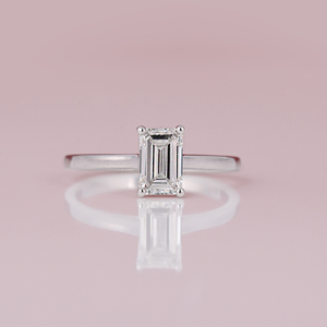 Bague de fiançailles solitaire luxueuse en diamant de laboratoire taille émeraude, plaqué or massif 18 carats, certifiée IGI, cadeau raffiné pour femme - Product Image 2
